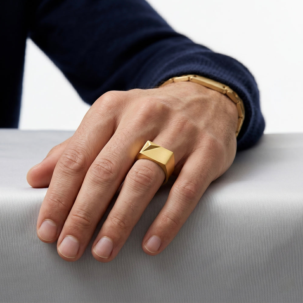 18K Gold Men’s Statement Ring – Bold Luxury Design