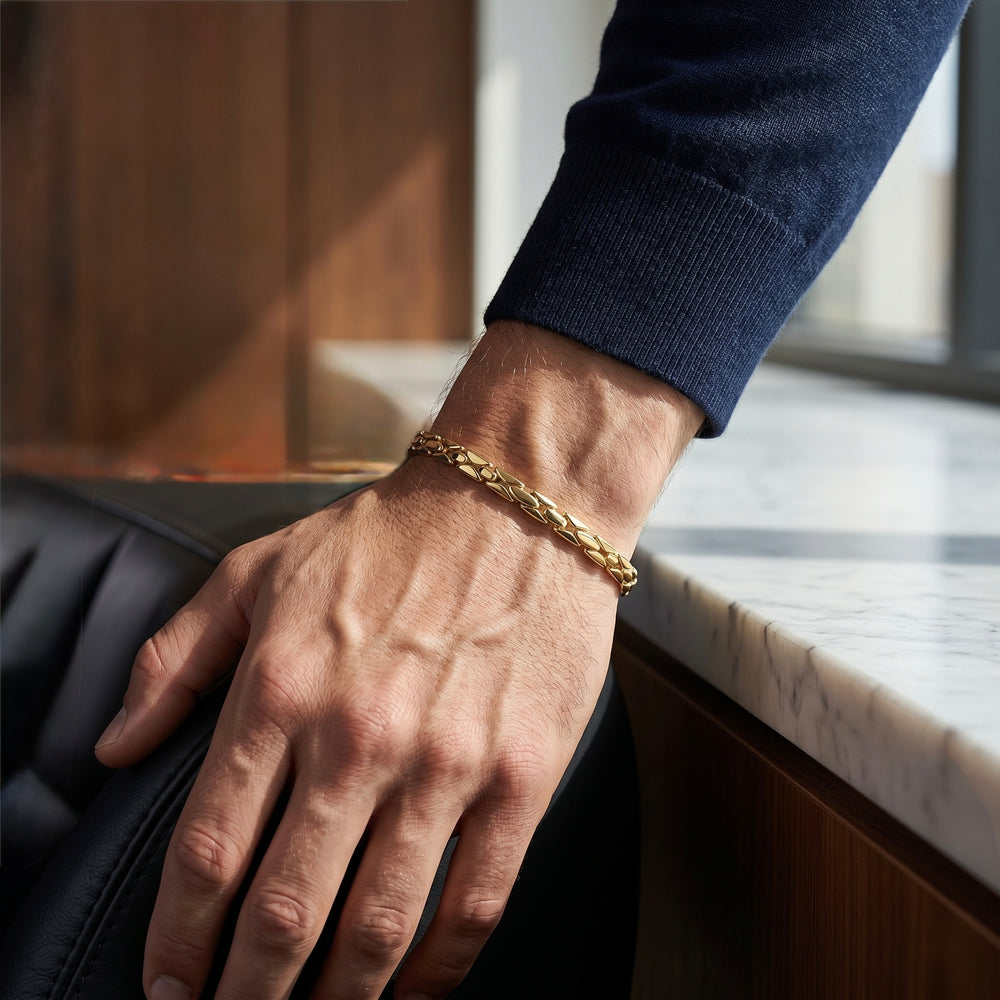 18K Gold High-Polish Bracelet – Elegant Luxury Design