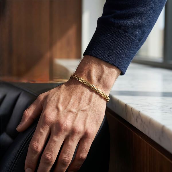 18K Gold High-Polish Bracelet – Elegant Luxury Design hover