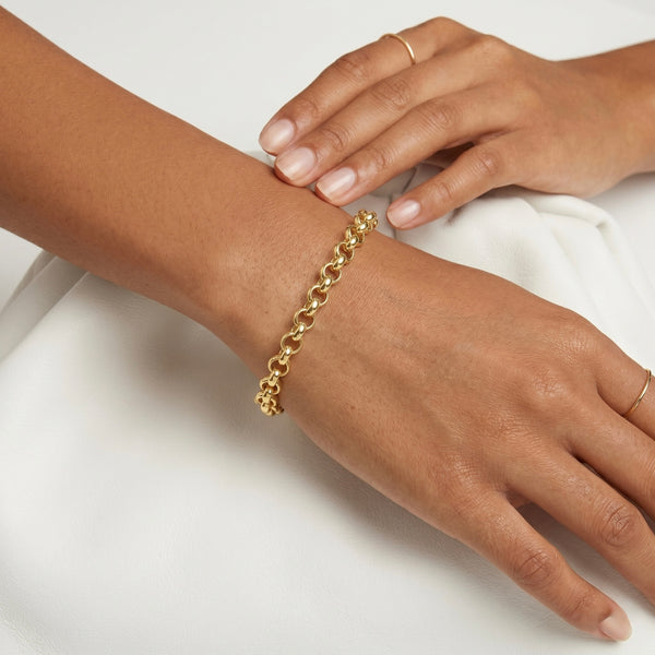 18K Gold Women’s Bracelet – High Polish Luxury Design hover