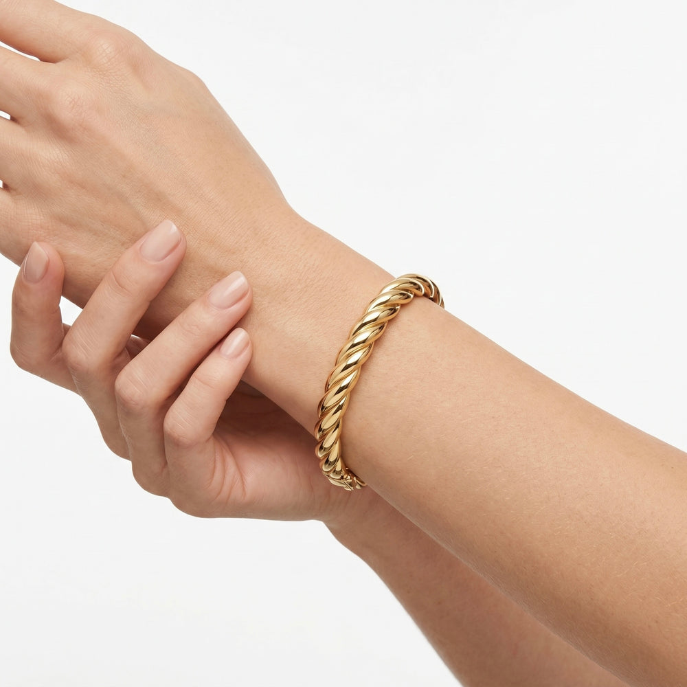 18K Gold High-Polish Women's Bangle – Elegant Luxury Statement