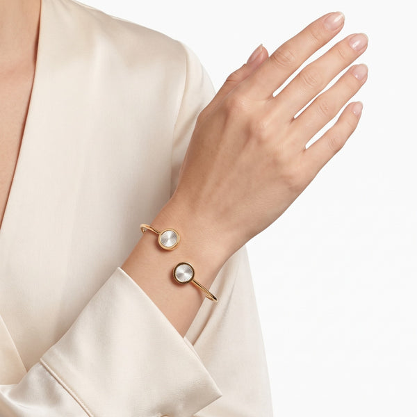 Radiant Crest Open Bangle – 18K Gold hover