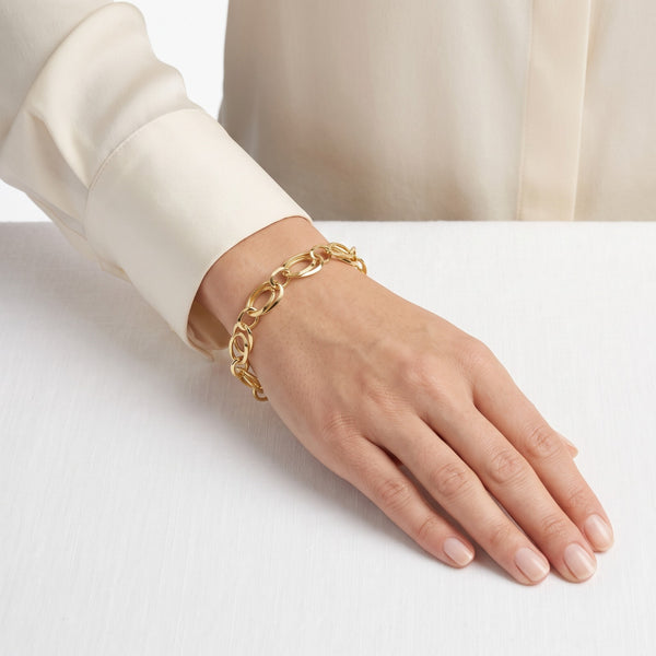18K Gold Oval-Link Chain Bracelet – High-Polish Finish hover